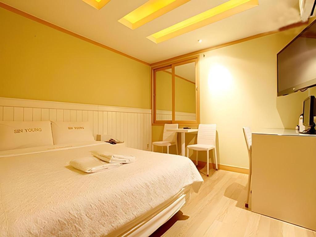 Sinyoung Motel Сеул Екстериор снимка