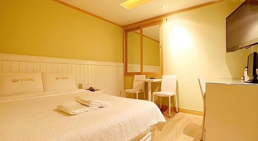 Sinyoung Motel Сеул Екстериор снимка